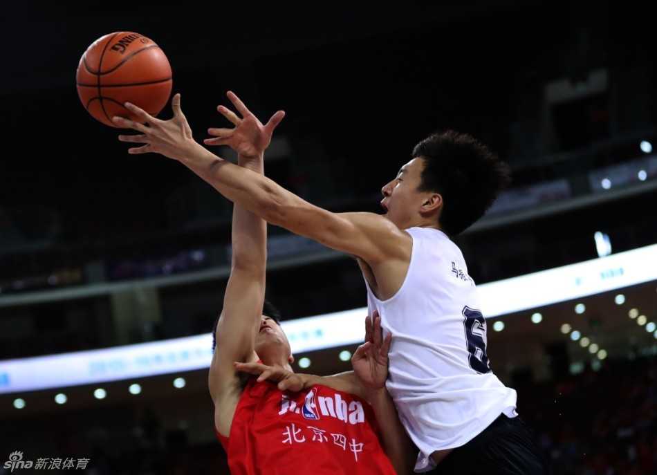 决战之前，清华附中的更衣室内弥漫着专注的气息，主教练张涛大手一挥，为即将登场的弟子们做最后的心理按摩与战术部署，小伙子们围成一圈，眼神中燃烧着对胜利的渴望。