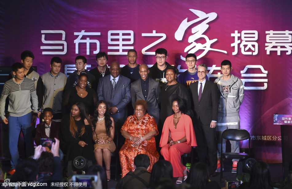 京城篮球传奇马布里与首钢众将的不了情缘 翟晓川站在一幅巨大的团队合影前,神情肃穆而充满敬意。他用手轻点着照片中的自己和老马,仿佛在与过去的辉煌进行一场无声的对话。