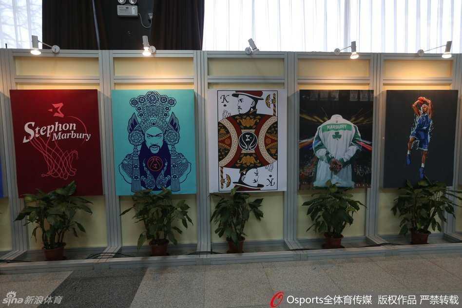 京城篮球传奇马布里与首钢众将的不了情缘 马布里全家福亮相博物馆,从母亲到妻儿,一家人的脸上都洋溢着自豪与幸福的笑容。对于马布里一家来说,北京早已是他们最温暖的第二个家。