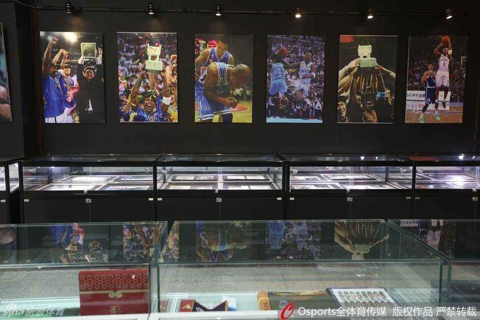 京城篮球传奇马布里与首钢众将的不了情缘 在陈列着三座CBA总冠军奖杯的展柜前,马布里深情凝望。这三座金灿灿的奖杯,不仅是他个人职业生涯的巅峰,更是他与首钢兄弟们并肩作战、征服联盟的最好证明。