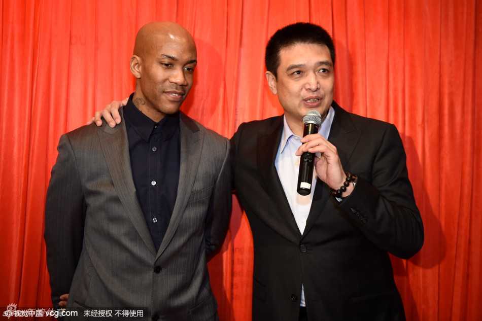 京城篮球传奇马布里与首钢众将的不了情缘 马布里与爱子小斯蒂芬同时出现在镜头前,老马一脸慈爱地看着儿子,而小斯蒂芬正专注地举着手机,想要拍下爸爸这充满荣耀的一刻,父子情深令人动容。