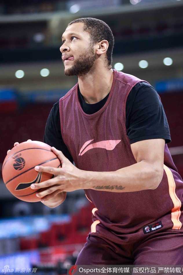 新援段江鹏训练后独自加练，模仿偶像科比的方式，不知疲倦地投射三分，汗水浸透的球衣见证着他融入冠军之师的决心。