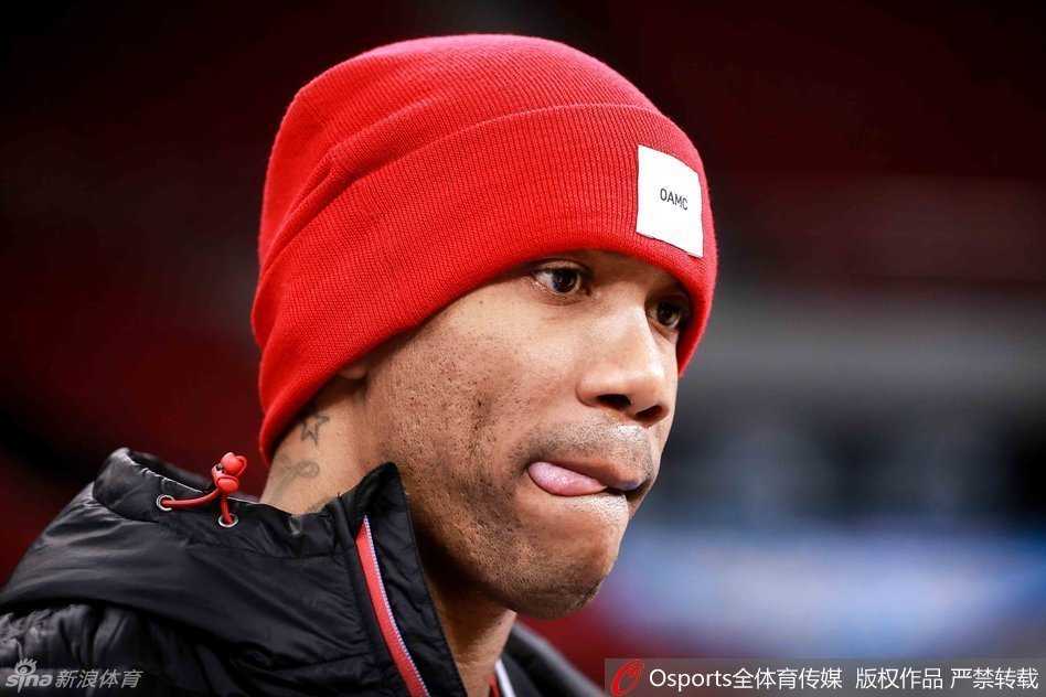 球队灵魂马布里今日画风突变，一顶鲜艳的红色帽子格外抢眼，他眼神犀利，在运球间流露出轻松愉悦的心情，仿佛在向队友传递必胜的信念。