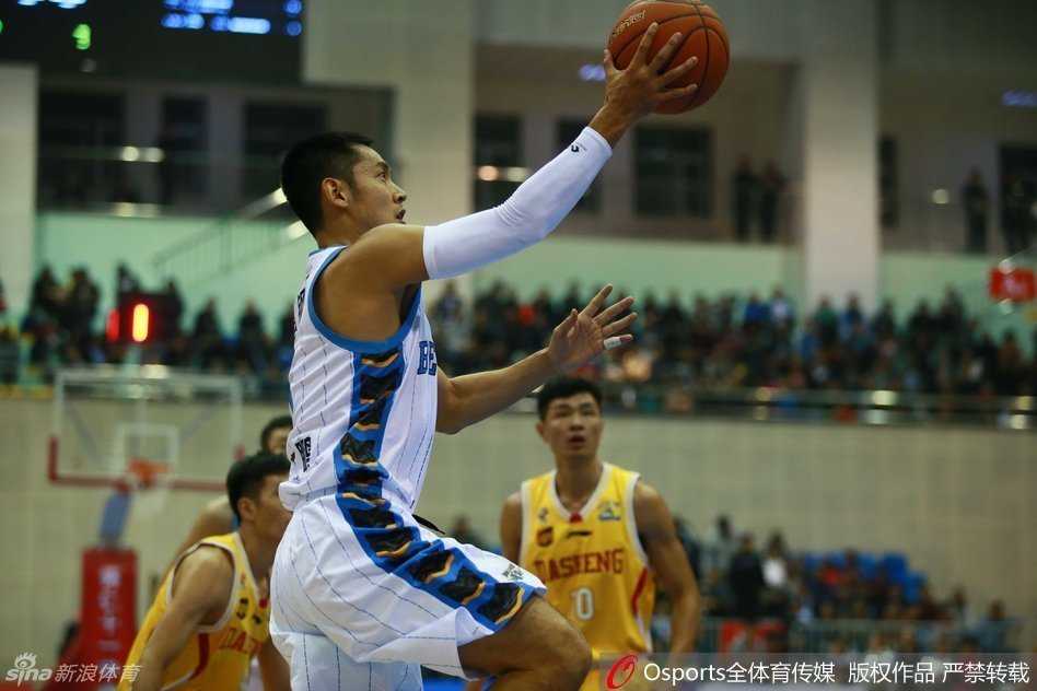 京城篮球烽火再燃:季前赛怀仁站首钢众将合力奏凯 场上杀机突现,张庆鹏如猎豹般直插对手心脏地带,他毅然决然地攻向篮筐,挑战着同曦队的整条防线。