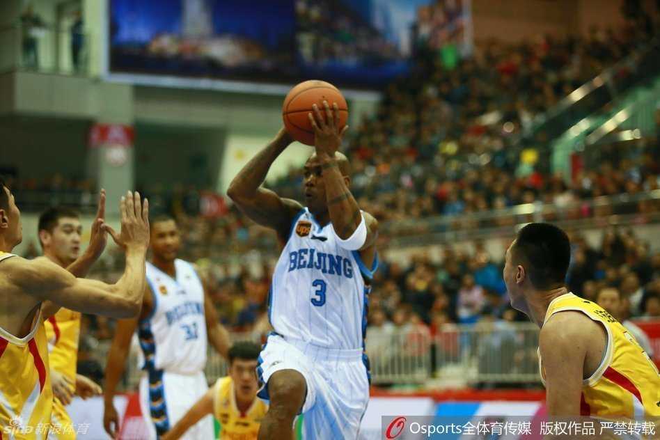 京城篮球烽火再燃:季前赛怀仁站首钢众将合力奏凯 功勋外援马布里轻巧地运球突破,那标志性的节奏变化让防守者如同木桩,他正用万花筒般的技巧撕开对手的整条防线。
