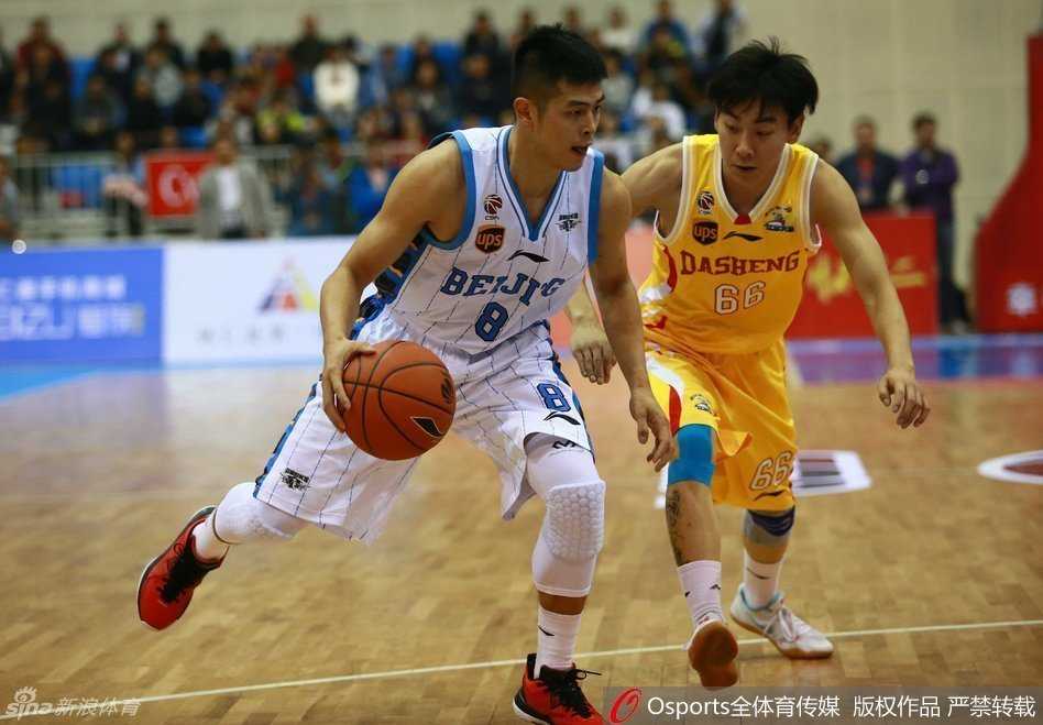 京城篮球烽火再燃:季前赛怀仁站首钢众将合力奏凯 篮球场上最残暴的艺术!莫里斯在内线接到传球,随即上演双手暴扣,整个篮筐都在他的重扣下颤抖,宣告着北京内线的绝对统治力。