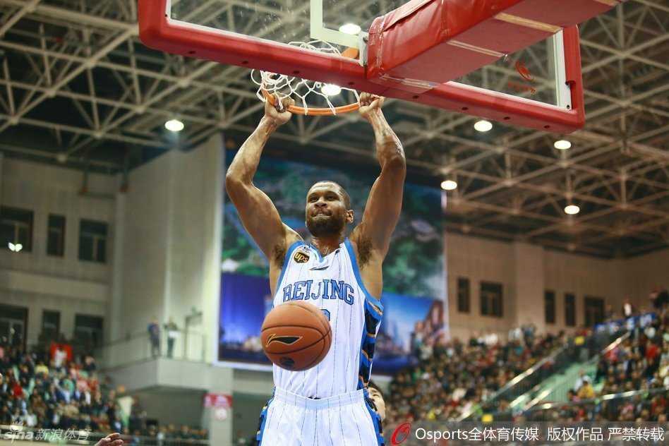京城篮球烽火再燃:季前赛怀仁站首钢众将合力奏凯 老将张庆鹏犹如一道白色闪电,坚定地持球加速推进,眼神中满是对胜利的渴望,率领球队掀起快打旋风。