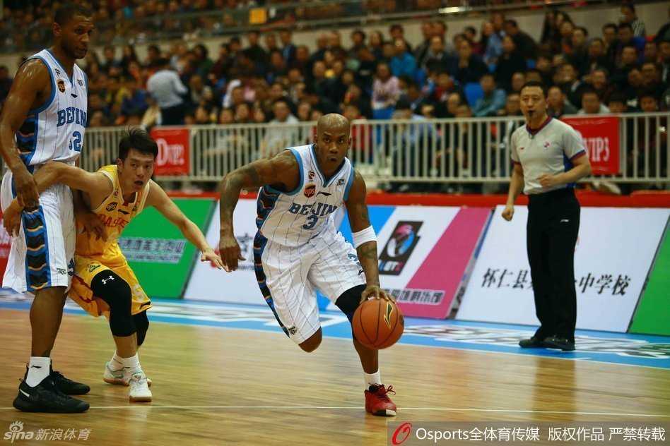 京城篮球烽火再燃:季前赛怀仁站首钢众将合力奏凯 朱彦西终于在千呼万唤中伤愈复出,他站在熟悉的场地上,每一次跑动和触球都预示着那位空间型内线杀手即将满血归来。