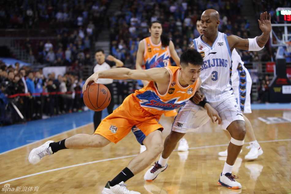 京城篮球的黄金记忆:孙悦追帽、吉喆封盖与老马的不朽传说 闵鹿蕾指导在场边激情指挥,手势坚定有力,他的运筹帷幄是北京首钢夺取三冠的幕后功臣。