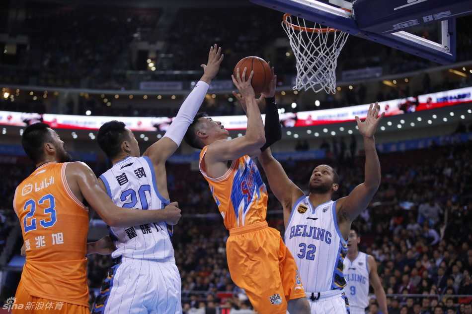 京城篮球的黄金记忆:孙悦追帽、吉喆封盖与老马的不朽传说 老马在人群中穿梭,虽然面临包夹却毫无惧色,正准备将球分给位置更好的队友,盘活全队进攻。