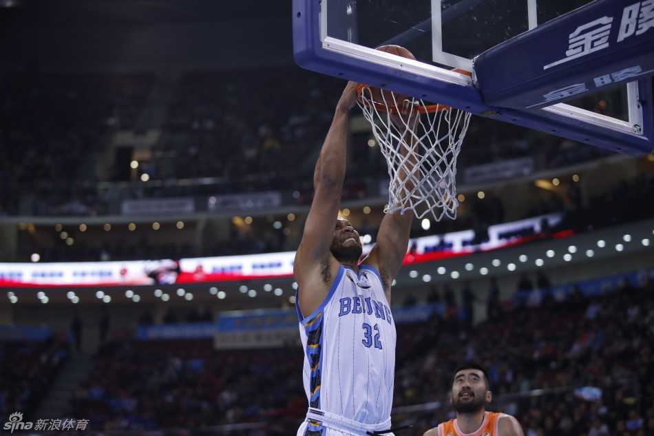 京城篮球的黄金记忆:孙悦追帽、吉喆封盖与老马的不朽传说 莫里斯在对手内线群中高高跃起,单手持球砸向篮筐,完成一记充满暴力美学的震撼暴扣。