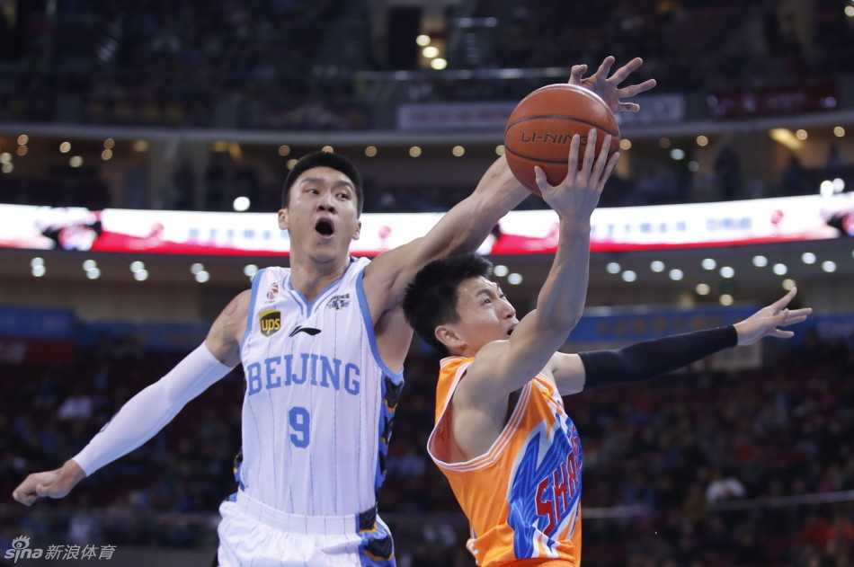 京城篮球的黄金记忆:孙悦追帽、吉喆封盖与老马的不朽传说 孙悦如同驾着筋斗云一般,从身后飞跃而起,用一记遮天蔽日的追身大帽,拒绝了刘晓宇势在必进的快攻上篮。