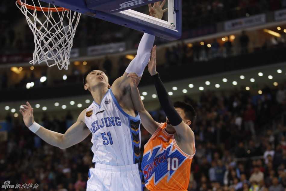 京城篮球的黄金记忆:孙悦追帽、吉喆封盖与老马的不朽传说 吉喆高高跃起,用坚定的意志和长臂封堵住刘晓宇的投篮角度,这一幕成为了北京队铁血防守的缩影。