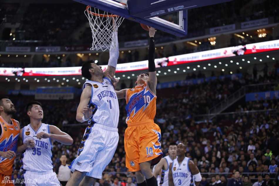 京城篮球的黄金记忆:孙悦追帽、吉喆封盖与老马的不朽传说 刘晓宇面对防守,在空中舒展身体试图完成一次高难度的上篮,展现出了顶级控卫的柔韧性与技巧。