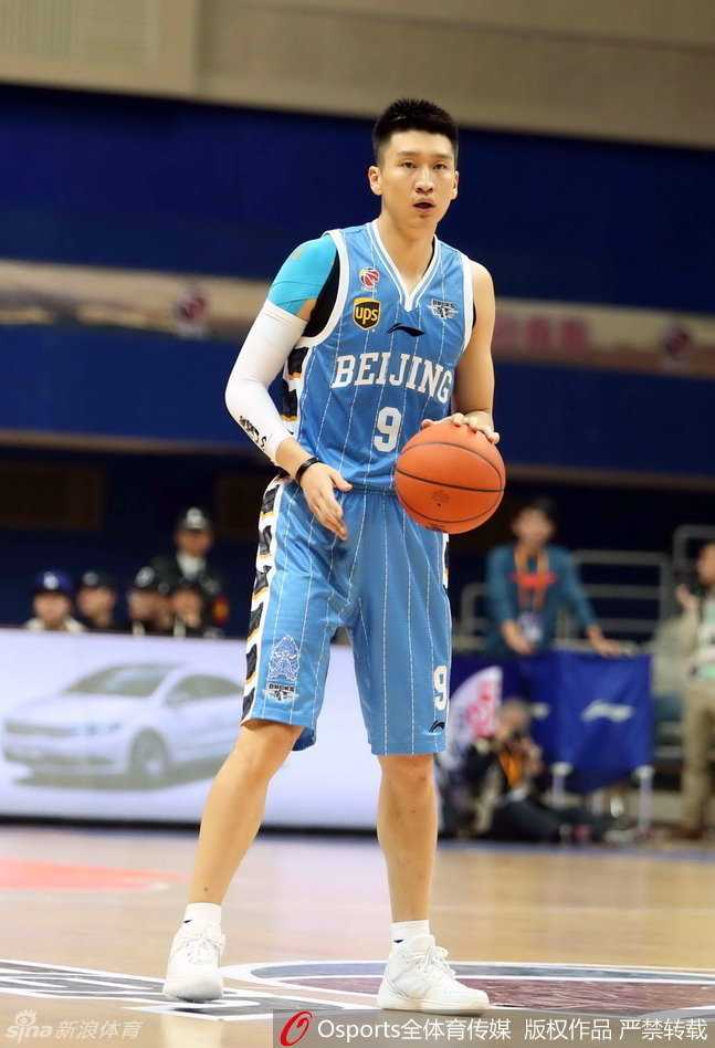 兰多夫·莫里斯内线要位，强起攻筐，用扎实的脚步和力量在禁区硬扛防守悍将。