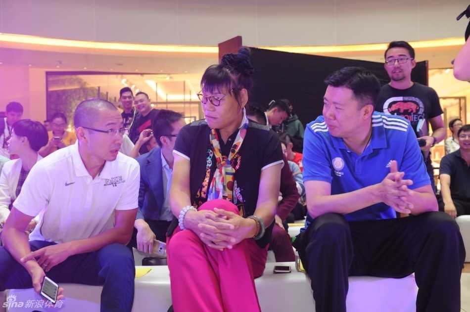 京城篮球盛宴:王治郅郑海霞助阵,篮战三对三启航百万奖金新征程 经济学家李铁站在讲台后为发布会致辞,他身后的屏幕上投射出篮战城市三对三的赛事标识,这位关注城市发展的学者正在阐述体育赛事对于激活城市社区活力的重要意义。