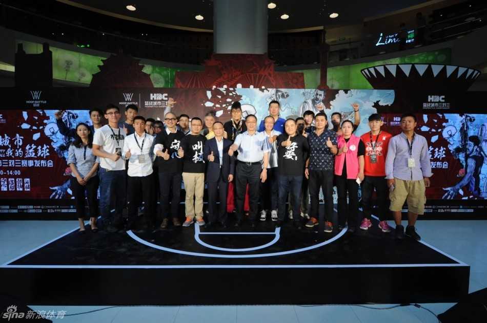 京城篮球盛宴:王治郅郑海霞助阵,篮战三对三启航百万奖金新征程 在发布会现场的活动背板前,中国篮球两大传奇人物王治郅与郑海霞并肩而立,与央视名嘴于嘉共同留下了一张跨越时代的合影,他们的笑容仿佛在诉说着对中国篮球未来的无限期许。