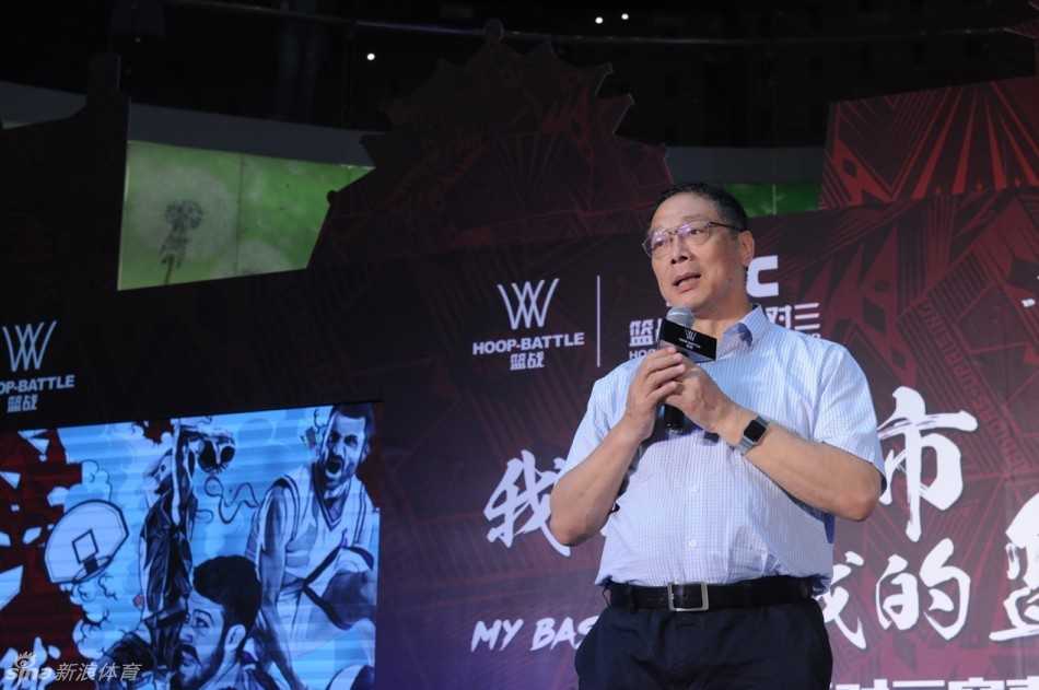 京城篮球盛宴:王治郅郑海霞助阵,篮战三对三启航百万奖金新征程 郑海霞在发布会现场专注地倾听嘉宾发言,作为中国女篮的传奇中锋,她此次出席不仅是为老友捧场,更是以实际行动支持民间篮球赛事对青少年篮球运动的推广作用。