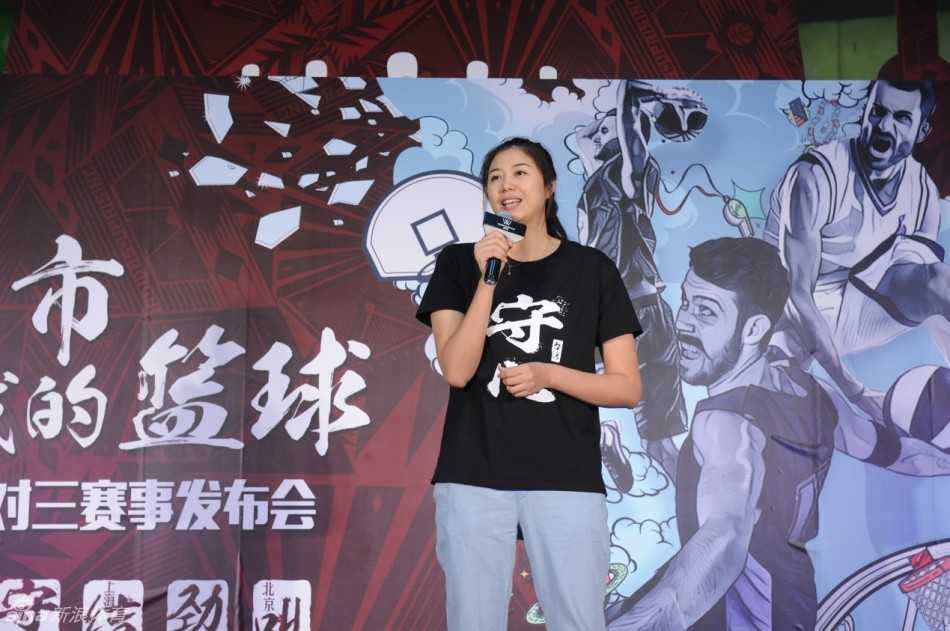 京城篮球盛宴:王治郅郑海霞助阵,篮战三对三启航百万奖金新征程 发布会结束后,篮战CEO(左一)与受邀出席的嘉宾们在巨大的活动背板前热络交谈,背景中充满设计感的赛事Logo和城市元素,预示着这场篮球风暴即将席卷全国七大城市。