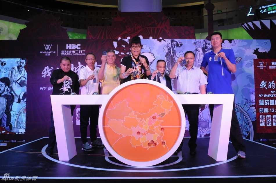 京城篮球盛宴:王治郅郑海霞助阵,篮战三对三启航百万奖金新征程 发布会现场座无虚席,媒体记者和嘉宾们聚精会神地注视着舞台,巨大的活动背板以城市剪影为背景,凸显出