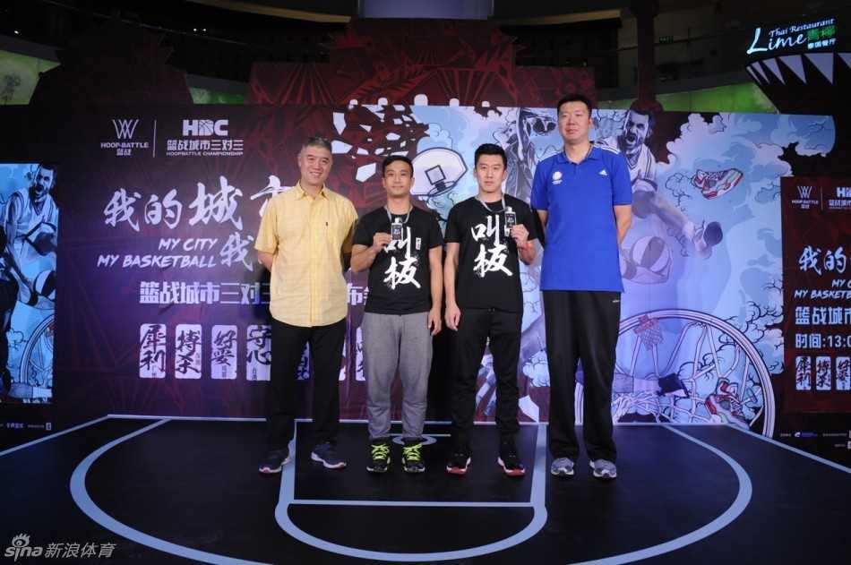 京城篮球盛宴:王治郅郑海霞助阵,篮战三对三启航百万奖金新征程 篮战城市三对三项目经理钟晨在发布会舞台上进行发言,他身后的大屏幕展示着赛事的核心信息,这位年轻的体育管理者正在向在场的嘉宾和媒体描绘民间篮球的全新蓝图。