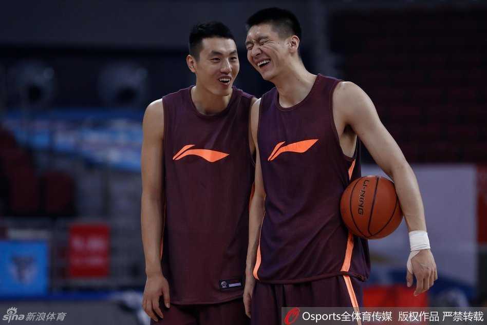 京城篮球记忆:镜头下的首钢众将,备战中的团结与笑颜 孙悦在底角进行投篮练习,神情专注,每一个动作都力求标准,这是他对胜利的渴望。