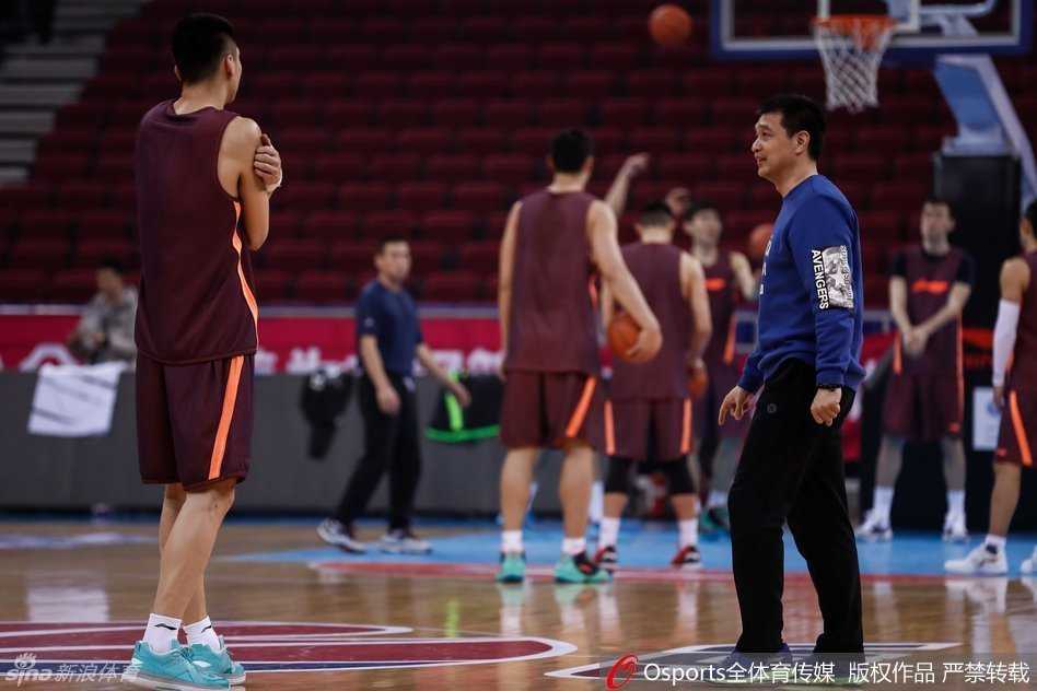 京城篮球记忆:镜头下的首钢众将,备战中的团结与笑颜 孙悦在训练间隙秀了一下球技,动作潇洒自如,显然已经从伤病中恢复了过来。