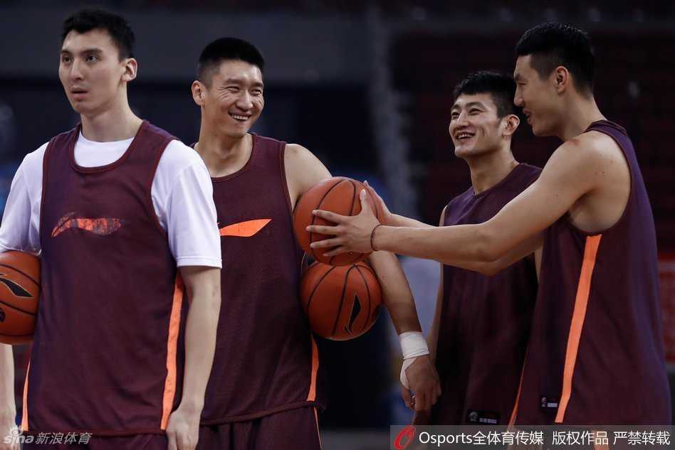 京城篮球记忆:镜头下的首钢众将,备战中的团结与笑颜 老马神情悠然地注视着场上的一切,仿佛一切尽在掌握,那份从容正是全队的主心骨。