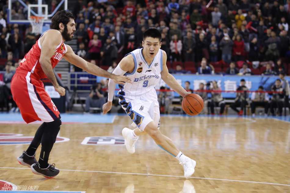 京城篮球记忆:马布里与他的兄弟们那些年拼下的荣耀瞬间 孙悦施展标志性的背后变向运球,如同一道黄色闪电晃过防守人,直杀内线。