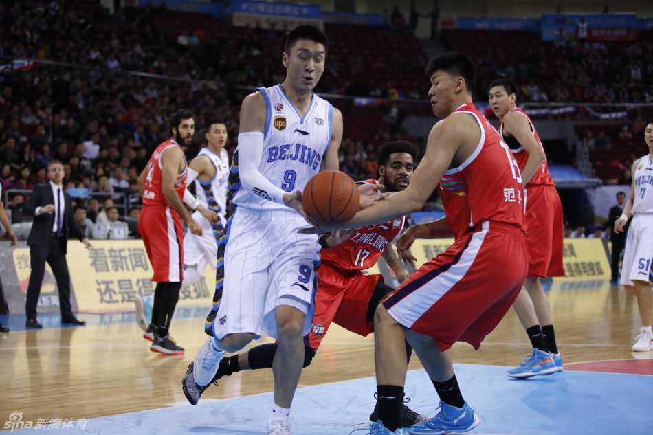 京城篮球记忆:马布里与他的兄弟们那些年拼下的荣耀瞬间 方硕在长人如林的禁区闪转腾挪,利用出色的腰腹力量完成拉杆上篮,身体在空中完全舒展。