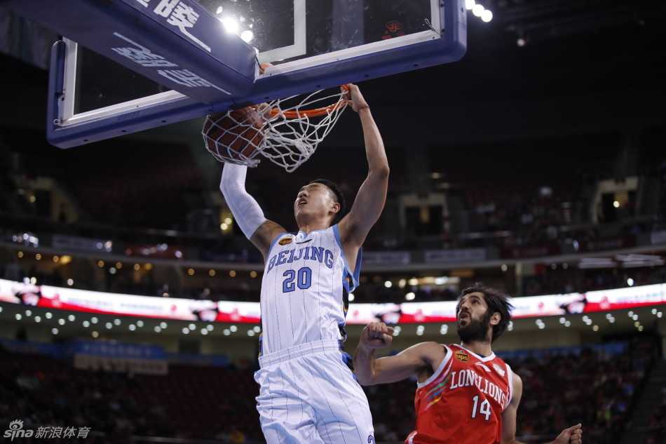 京城篮球记忆:马布里与他的兄弟们那些年拼下的荣耀瞬间 翟晓川如神兵天降,在对手头顶完成势大力沉的单手劈扣,整个球馆瞬间沸腾。