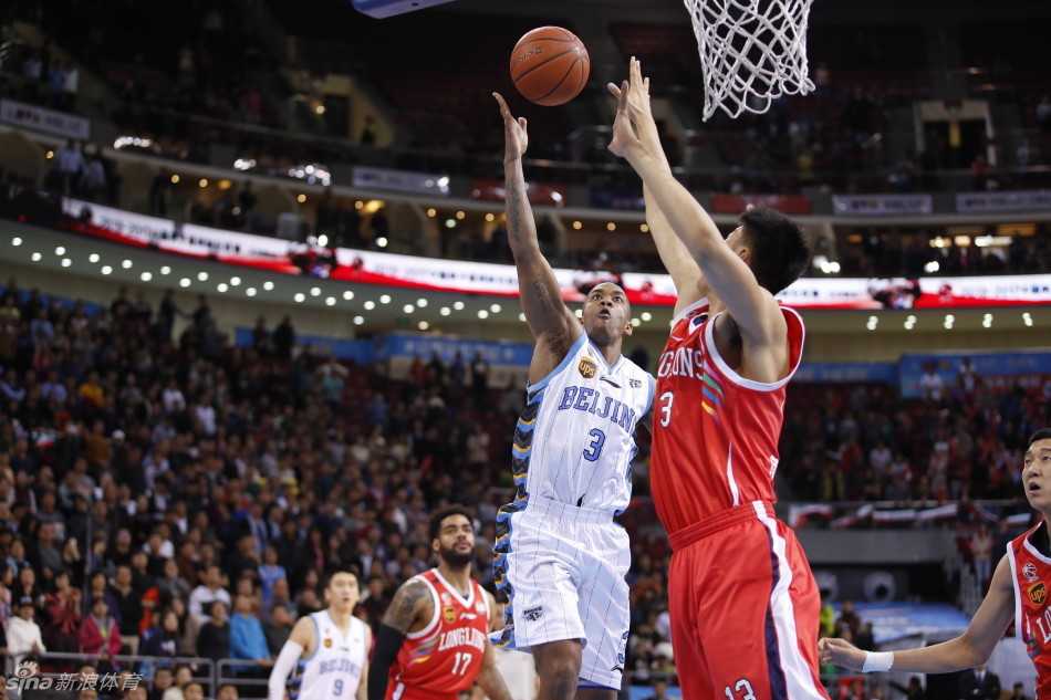 京城篮球记忆:马布里与他的兄弟们那些年拼下的荣耀瞬间 马布里面对防守悍将,眼神坚毅,利用节奏变化强行突破,撕开对手第一道防线。