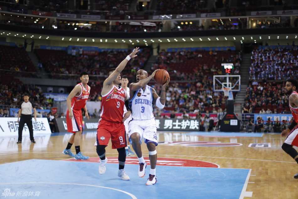 京城篮球记忆:马布里与他的兄弟们那些年拼下的荣耀瞬间 莫里斯接队友妙传,无视防守人封盖,双臂灌筐,上演暴力美学般的惊天一扣。