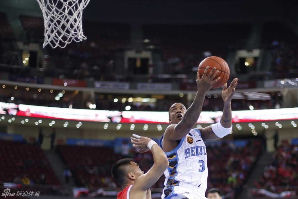 京城篮球记忆:马布里与他的兄弟们那些年拼下的荣耀瞬间 张松涛在内线接到传球,用力量扛开防守,在激烈的身体对抗中强行将球放入篮筐,展现内线硬度。