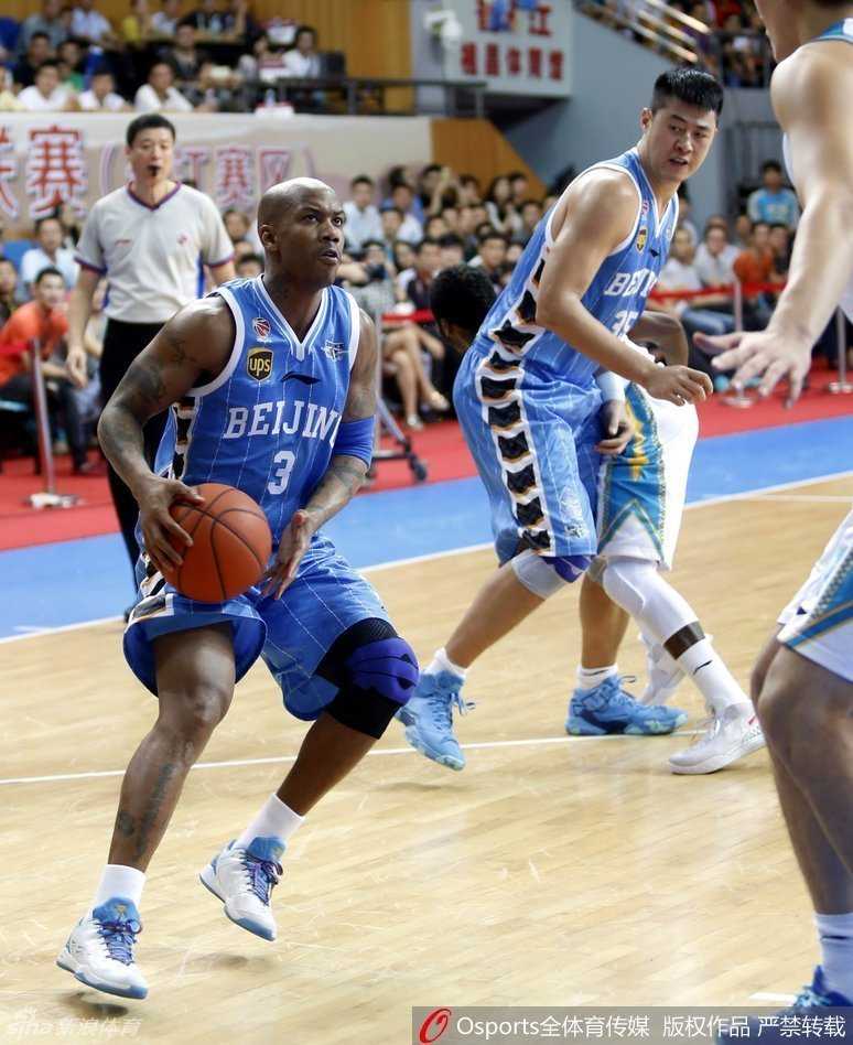 马布里在三人包夹下高高跃起，以一记标志性的急停跳投撕开防线，皮球划出美妙弧线直奔篮筐。