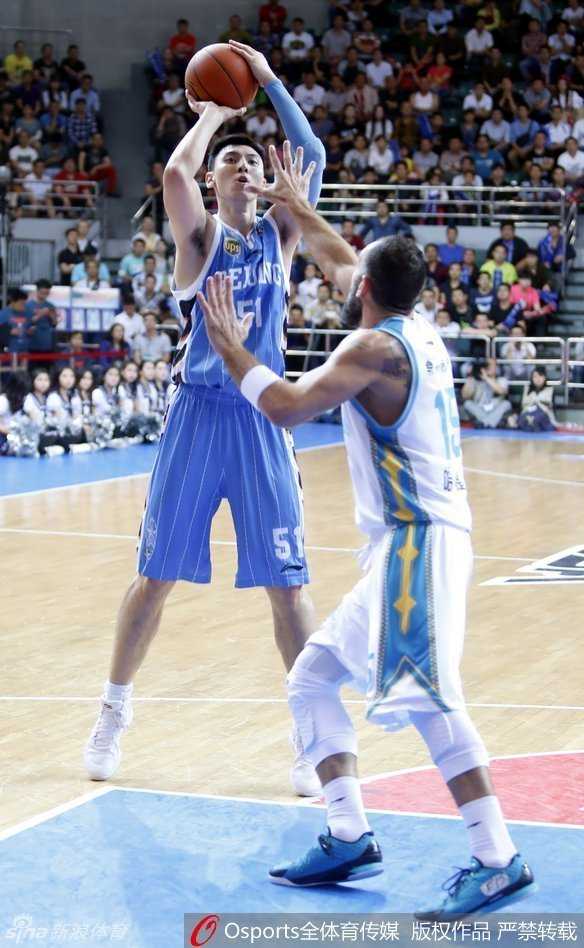 孙喆高高挂起在篮筐之上，完成一记势大力沉的双手扣篮，整个球馆为之沸腾。