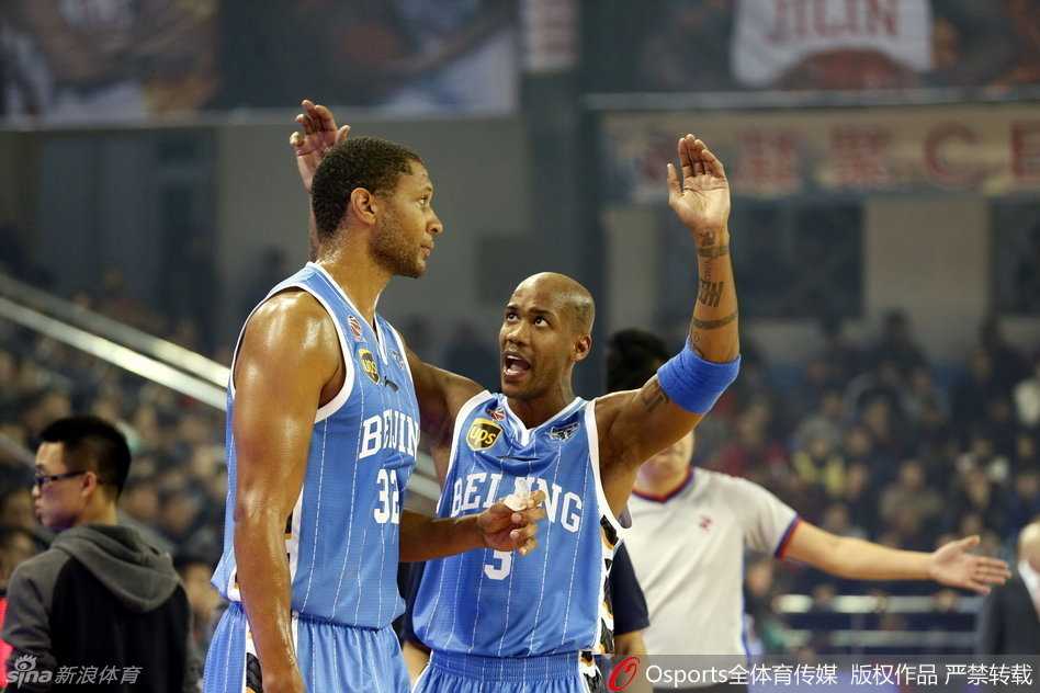 裁判哨响后，吉喆面露惊讶与困惑，他激动地挥舞着双臂，对着裁判不停地解释着刚才的防守动作，身后的马布里和莫里斯则一脸严峻地望向同一个方向。