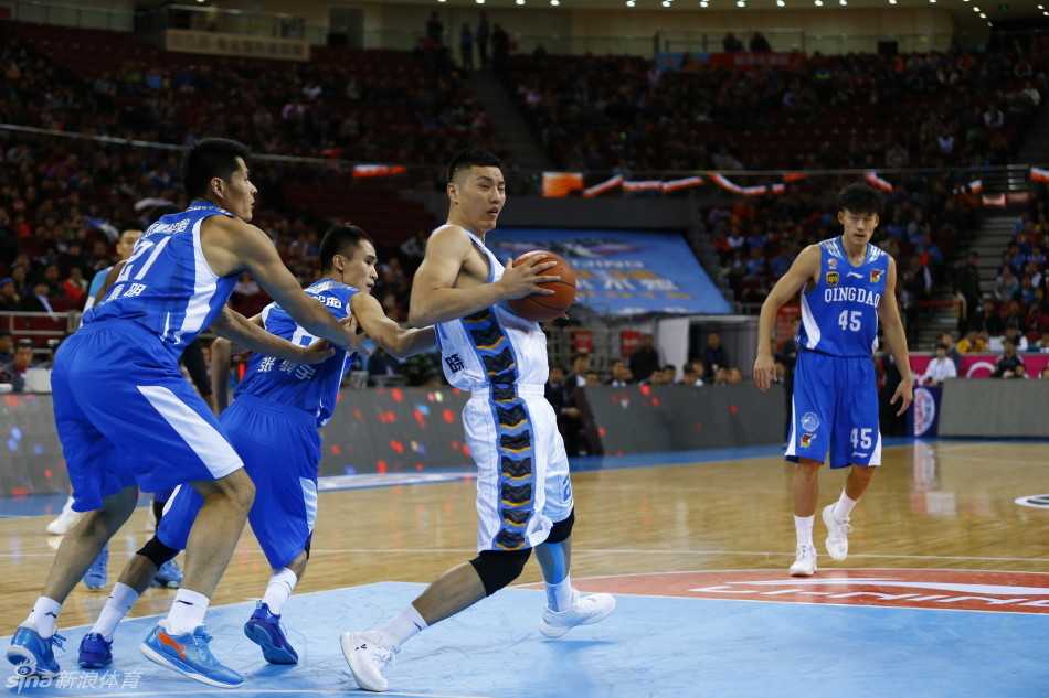 京城脊梁:那支四年三冠的首钢男篮,他们的热血从未冷却 方硕借助掩护后在三分线外果断跳投,皮球出手的瞬间,眼神中充满了自信与坚决。