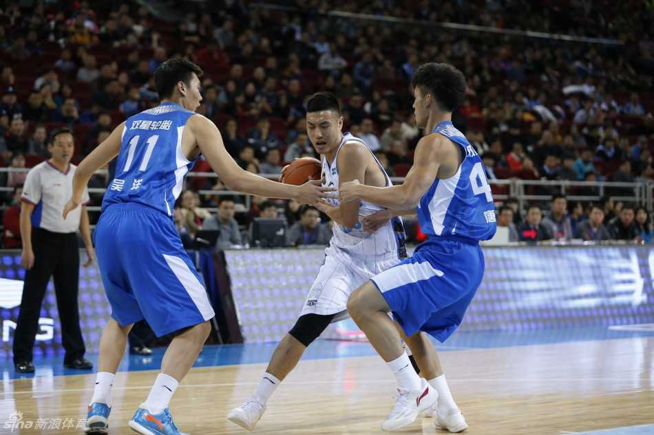 京城脊梁:那支四年三冠的首钢男篮,他们的热血从未冷却 孙悦在防守端高高跃起,舒展的长臂完全封住了对手的投篮路线,无所畏惧地送上大帽。