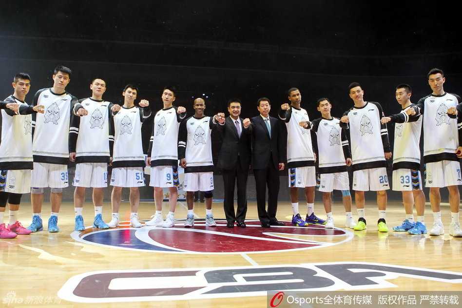 京城荣耀之夜:北京男篮加冕戒指,李宁赠靴启航新赛季 在五棵松体育馆璀璨的灯光下,北京首钢男篮主教练闵鹿蕾手捧总冠军戒指,向全场球迷展示,脸上洋溢着自豪与喜悦的笑容。