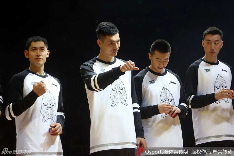 京城荣耀之夜:北京男篮加冕戒指,李宁赠靴启航新赛季 赛场上,新疆队外援布莱切持球进攻,面对北京队的严密防守,他展现出了强大的个人能力,为球队的胜利奠定了坚实基础。