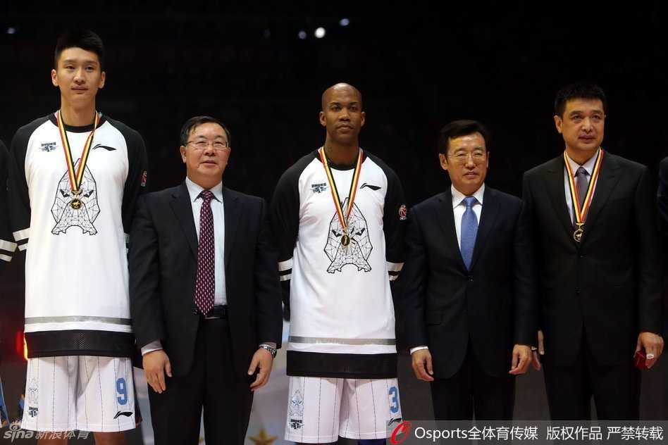 京城荣耀之夜:北京男篮加冕戒指,李宁赠靴启航新赛季 比赛暂停间隙,北京队主教练闵鹿蕾手持战术板,神情严肃地为队员们布置战术,他的身后是刚刚升起的总冠军旗帜,此刻球队正面临严峻考验。