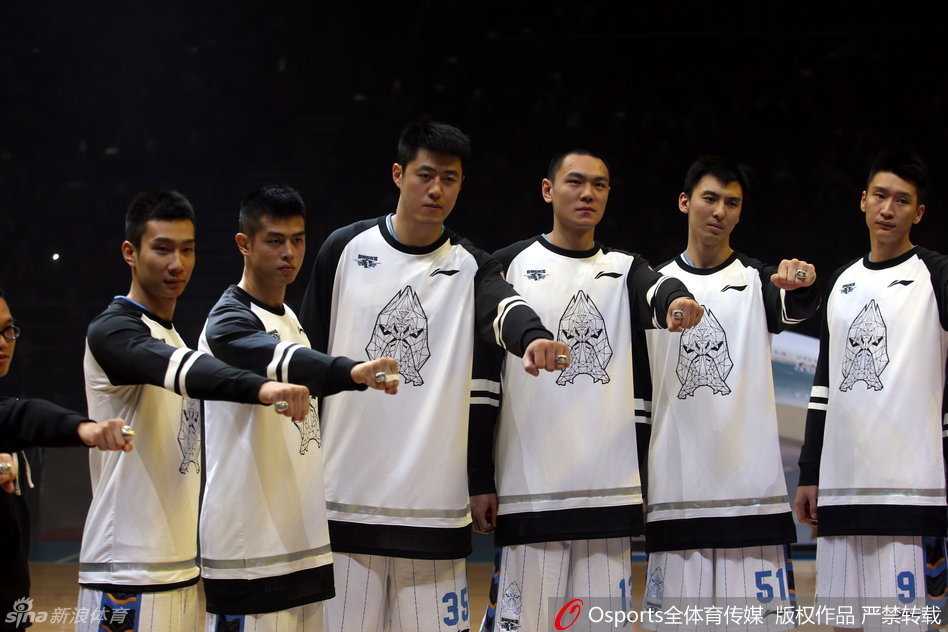 京城荣耀之夜:北京男篮加冕戒指,李宁赠靴启航新赛季 李宁先生面带微笑,亲自将印有李宁标志的新赛季战靴递到北京队球员手中,球员们接过球鞋,现场气氛热烈融洽,象征着品牌与球队的紧密合作。