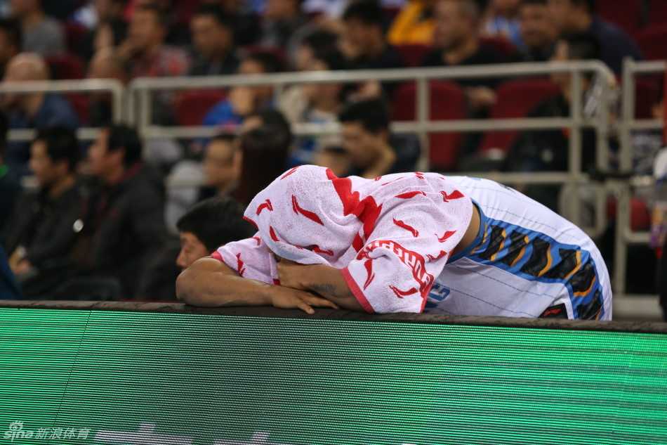 精疲力竭的马布里在场边喘着粗气，汗水浸透战袍，但他的眼神依然锐利如鹰