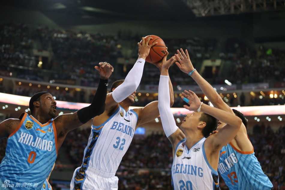 孙悦在命中三分后痛苦倒地，双手紧捂左脚踝，面部因剧痛而扭曲