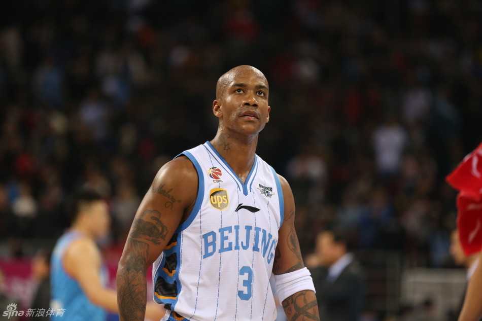 李根重回五棵松体育馆，在漫天嘘声中罚球，表情坚毅而复杂