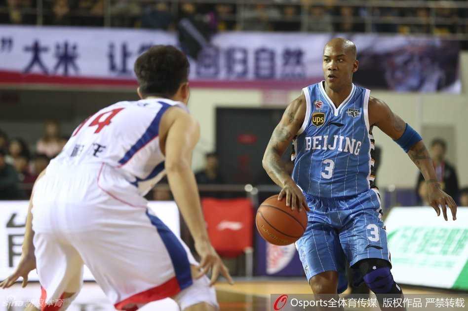 吉喆高高跃起,如同一堵移动的长城,用指尖生生将对手的投篮扇出界外,这记强势封盖点燃了全场激情,也彰显了首钢内线不容侵犯的铁血意志。