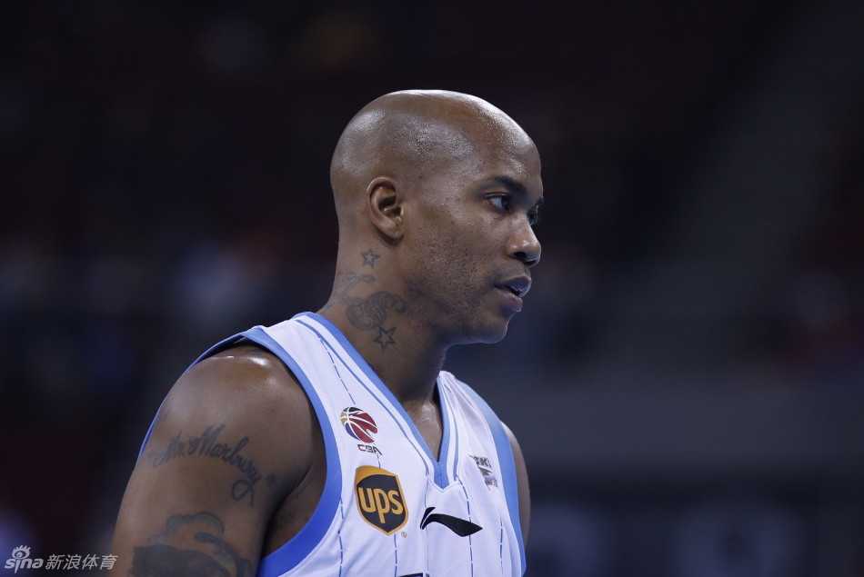 兰多夫·莫里斯偶露搞怪神色，这位平时沉默的内线杀器，在更衣室里却是调节气氛的活宝。