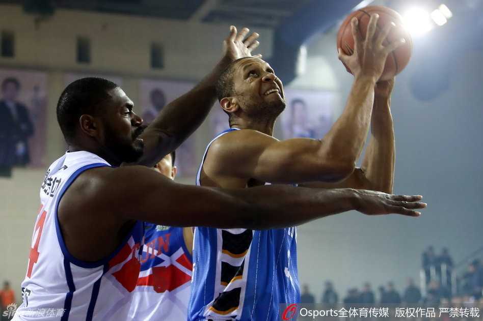 吉喆在篮下与对手奋力卡位，肌肉紧绷，眼神坚定，他用实际行动诠释了什么叫每球必争的硬汉本色。