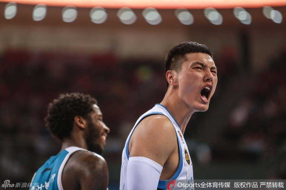 京城铁军怒吼晋级,三分雨下张三疯率队复仇福建 张庆鹏运球突破的瞬间,仿佛时光倒流,那个曾经在赛场上所向披靡的‘张三疯’就在眼前。